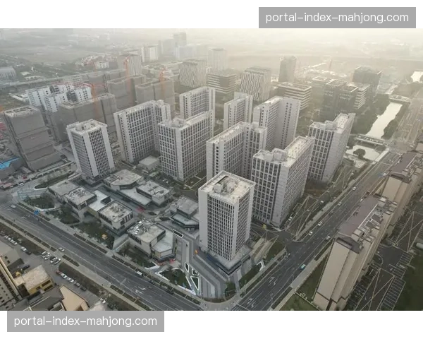 户外生活场景与竞技场地的融合为特定品牌提供了展示沃土